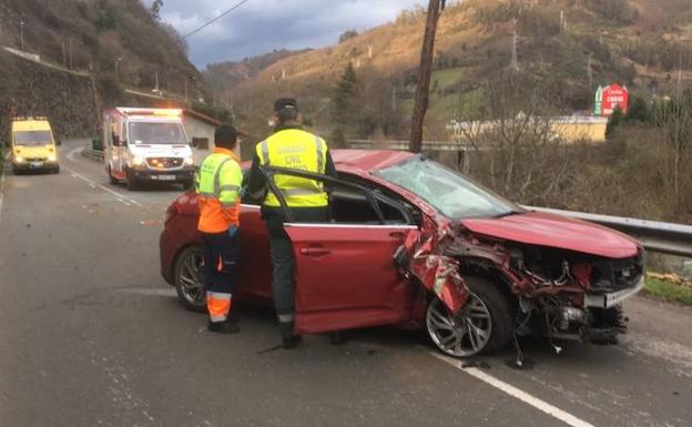 Herido grave al estrellarse su coche contra un poste de teléfonos en Lena
