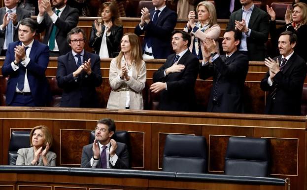 La bancada popular aplaude la presencia en el hemiciclo de Juan Carlos Quer y Juan José Cortés, padres de Diana Quer y Mari Luz Cortés./Mariscal (Efe)