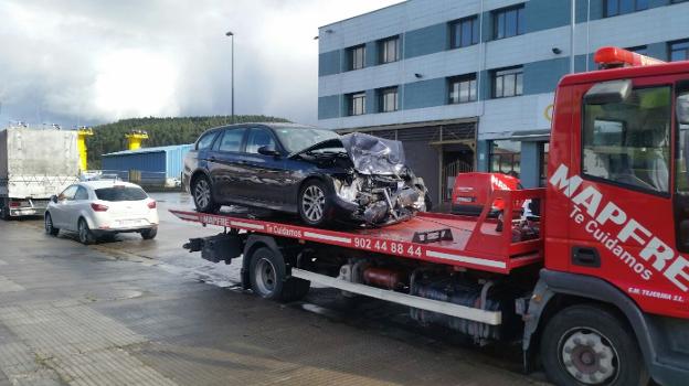 Los coches implicados sufrieron importantes daños en la carrocería. / LVA