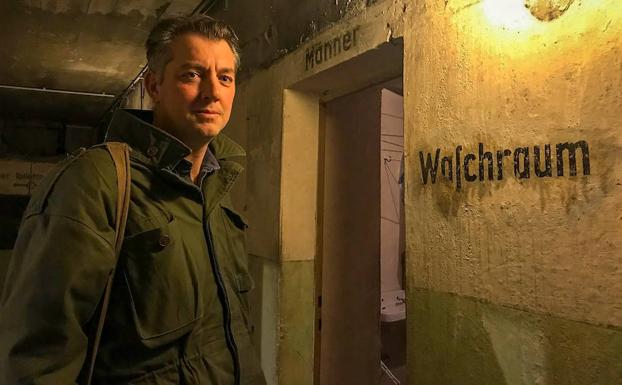 El escritor James Holland, durante la visita a un refugio en Berlín./R.C.
