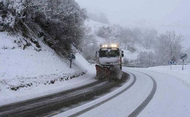 Asturias, en alerta por grandes olas y nevadas