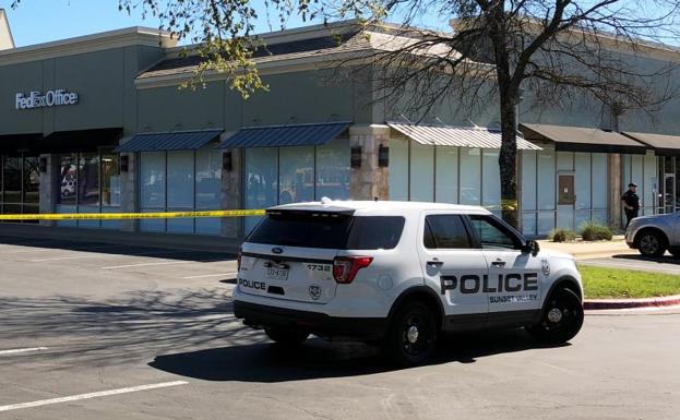 Un coche de Policía, en los alrededores de Fedex./Reuters