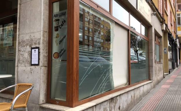 La luna del establecimiento rota. /LVA