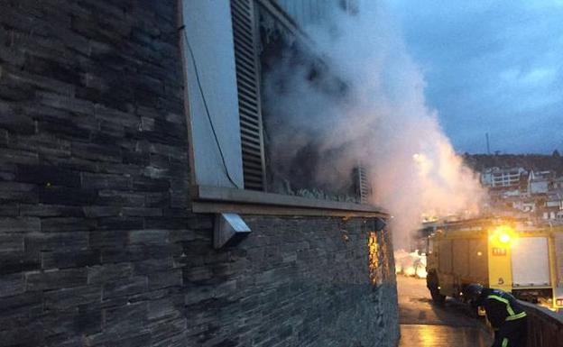 Extinguido un incendio que calcinó un almacén de pescadores en el puerto de Luarca