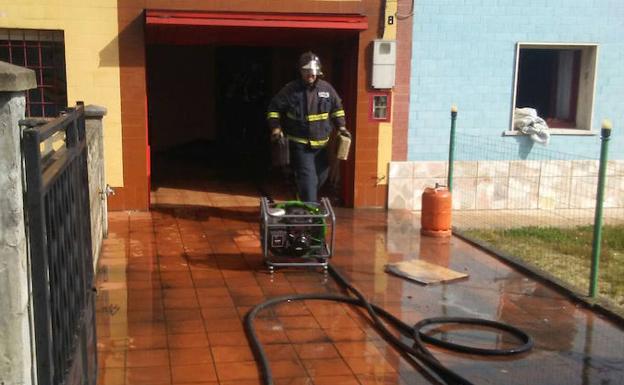 Los bomberos sofocan un incendio urbano en Siero