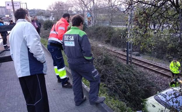 Labores de retirada del vehículo de las vías de tren en la avenida de Gijón. /PATRICIA BREGÓN
