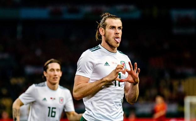 Gareth Bale celebra uno de sus tres goles ante China. /Reuters