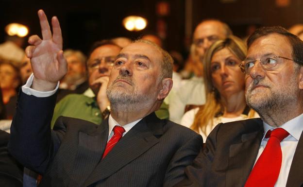De Lorenzo con Rajoy, de quien ayer se despidió por carta, en un mitin celebrado en Oviedo en 2009.