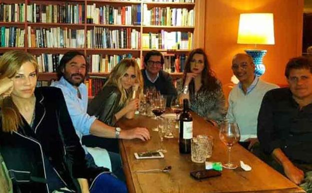 Marta Sánchez, con amigos./
