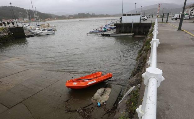 El cadáver permanece junto a una zodiac de salvamento en la rampa de San Juan de La Arena. /MARIETA