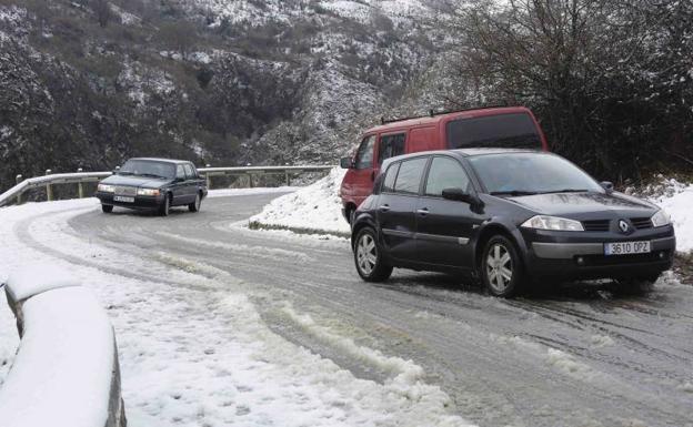 La nieve cierra la carretera a Los Lagos y obliga a suspender el plan especial de transporte