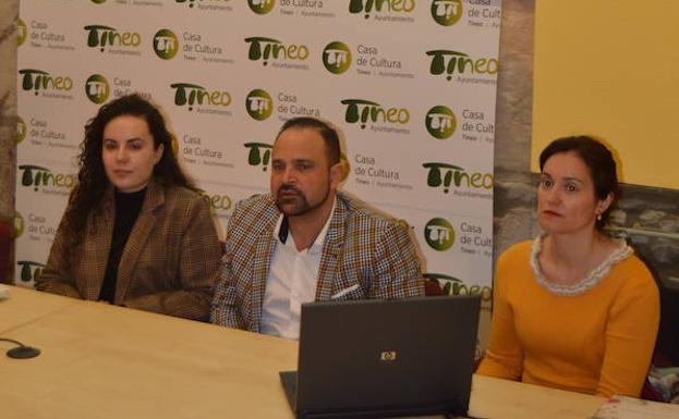 La edil Jennifer Fernández, el dietista Ramón de Cangas y la responsable de la Escuela Municipal de Salud, Marta de la Fuente./B.G.H.