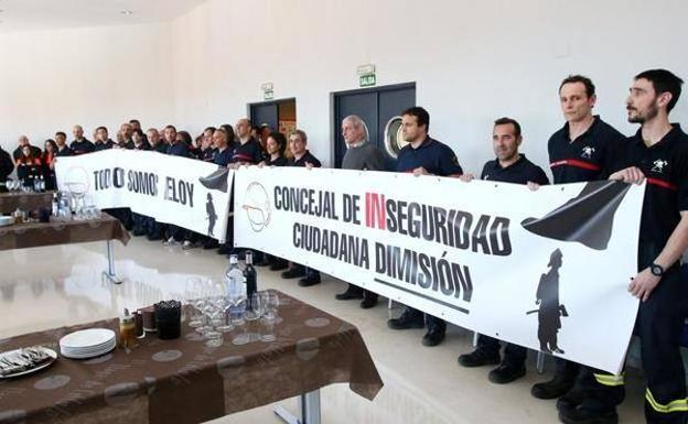 Una veintena de bomberos, con las pancartas de protesta durante el acto institucional que tuvo lugar en el edificio de Seguridad Ciudadana de Rubín el pasdo 9 de marzo. /ÁLEX PIÑA