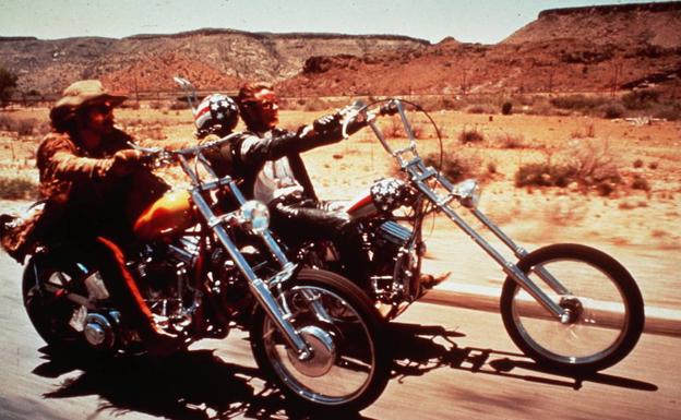 Escena de la película "Easy Rider", con Denis Hopper, en primer término y Peter Fonda, a la izquierda, a bordo de las motos de las mítica marca./