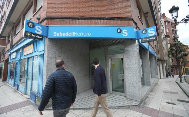 Sucursal bancaria donde se produjo el atraco. /ÁLEX PIÑA.