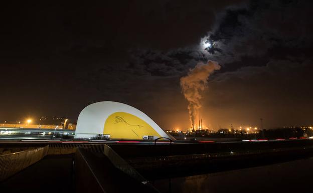 Chimeneas de Arcelor en Avilés. /MARIETA