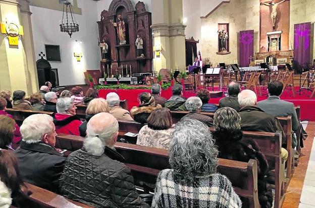 Eucaristía celebrada ayer en la iglesia de Infiesto. / E. CARBALLEIRA
