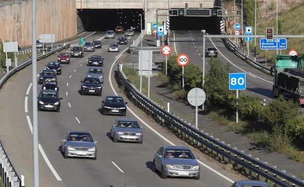 Tráfico prevé 165.000 desplazamientos por carretera en Asturias en cuatro días Tráfico prevé 165.000 desplazamientos por carretera en Asturias en cuatro días