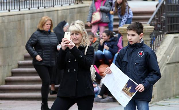Turistas, ante la catedral en Oviedo.