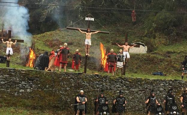 Escena de la crucifixión en el Vía Crucis Viviente de Villanueva de Oscos./D. S. F.