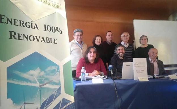 Lidia Gancedo, José Álvarez y Francisco Rodríguez, rodeados de cooperativistas./E.C.