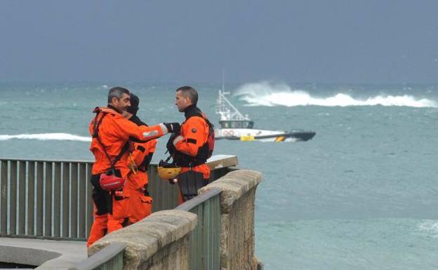 Dispositivo de búsqueda ayer en la costa de La Coruña. /EFE