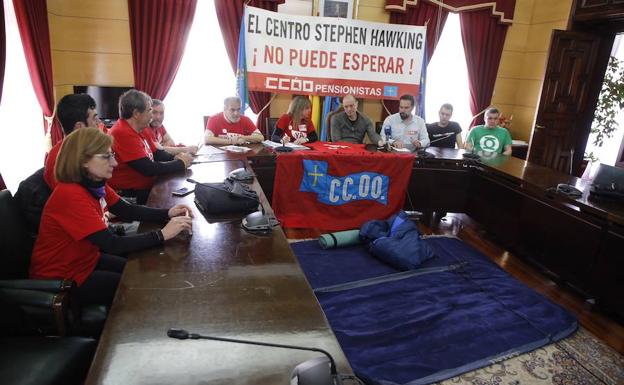 El alcalde de Langreo (centro) y el resto de encerrados en el salón de plenos del Ayuntamiento de Langreo./J. C. Román