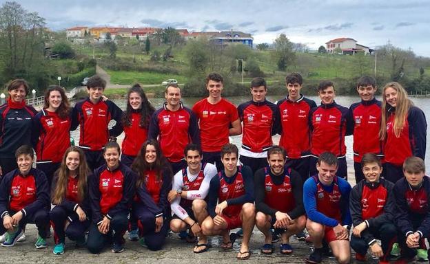 Equipo del Grupo que compitió ayer en Trasona, con su entrenadora Almudena Ávila. /E.C.