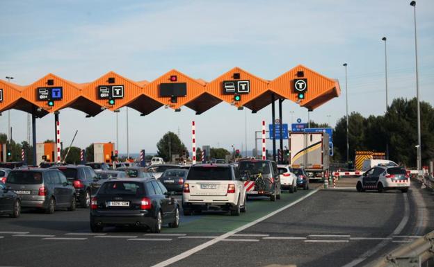 Un grupo de activistas ocupó el peaje de la autopista AP-7 a la altura de El Vendrell (Tarragona)./Efe