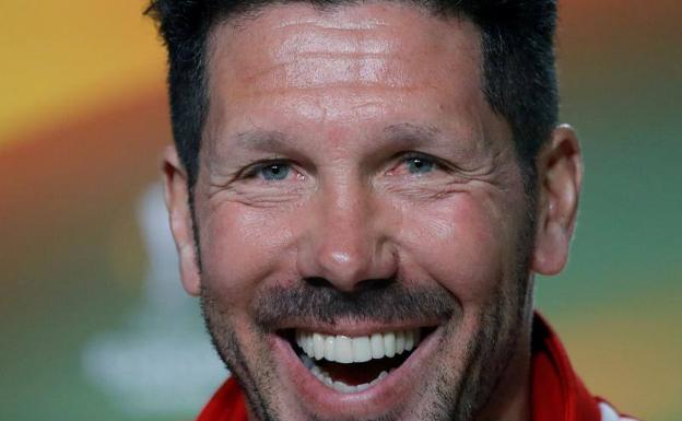 Diego Pablo Simeone, técnico del Atlético, sonríe en la previa del choque ante el Sporting portugués. /Efe