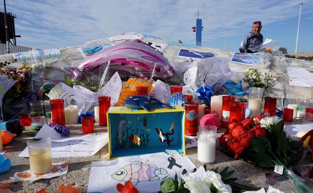Homenaje en Almería al pequeño Gabriel Cruz./Carlos Barba (Efe)