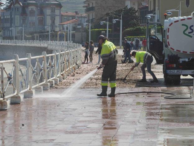 Operarios retiran la piedra depositada en Santa Marina. / NEL ACEBAL