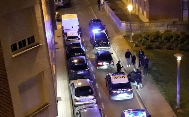 Momento de la detención del conductor en El Llano, en el límite con Contrueces./Europa Press