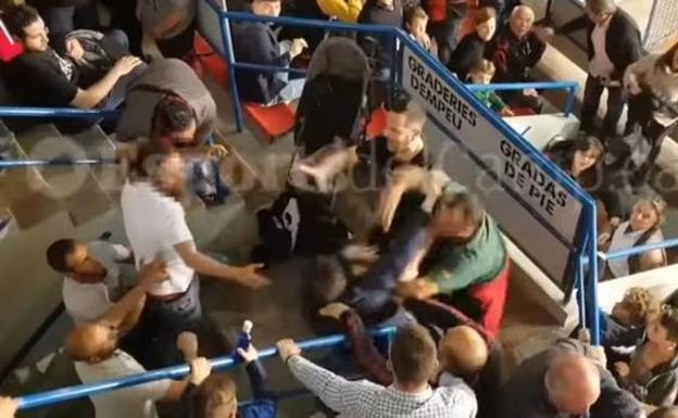 Brutal pelea en Reus ante los gritos de «puta España»