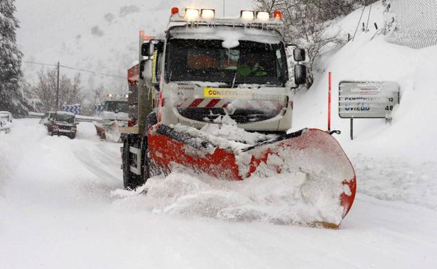 Una quitanieves limpia el puerto de Pajares durante un temporal de nieve en Asturias Una quitanieves limpia el puerto de Pajares durante un temporal de nieve en Asturias