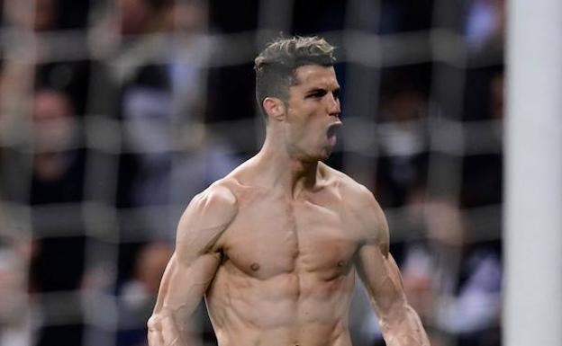 Cristiano Ronaldo jalea al Bernabéu. /EFE