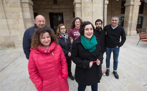 Dirigentes de Podemos, hoy ante el Ayuntamiento. /Marieta
