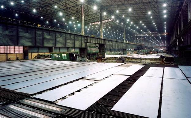 Arcelor plantea eliminar al menos 40 empleos en el tren de chapa e invertir dos millones Arcelor plantea eliminar al menos 40 empleos en el tren de chapa e invertir dos millones