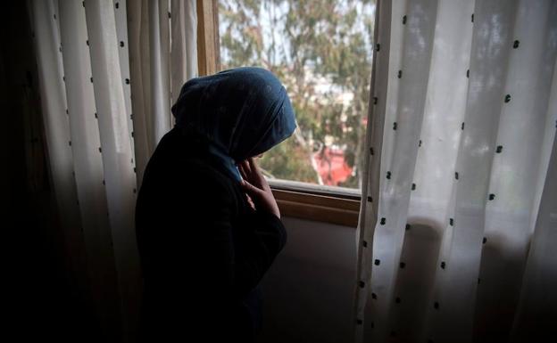FAtima, de 17 años, posa en la penumbra para el reportaje. /FADEL SENNA (AFP)