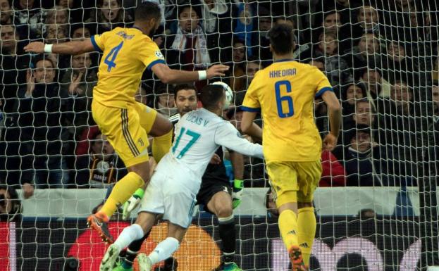 Acción del polémico penalti entre Benatia (i) y Lucas Vázquez (c): /CURTO DE LA TORRE (AFP)