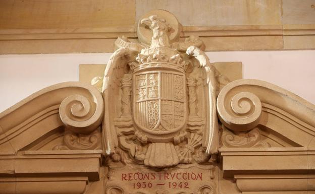 Escudo de piedra con el águila franquista en el edificio histórico de la Universidad de Oviedo/Álex Piña