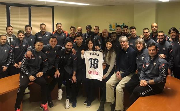 Los familiares de Pelayo, en el centro, rodeados por futbolistas, cuerpo técnico y directivos del Albacete, en el hospital de Zaragoza. /A. B.