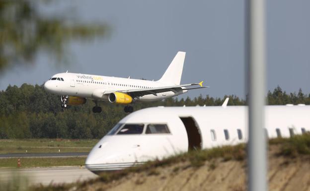 Un avión de Vueling despega del aeropuerto de Asturias Un avión de Vueling despega del aeropuerto de Asturias
