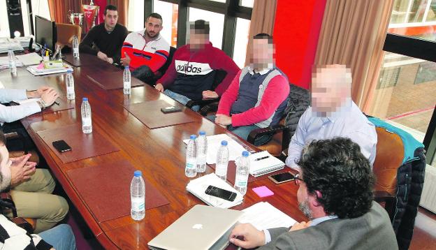 Por la izquierda, Ángel V. L. y Alfonso T. M., con orden de alejamiento de El Molinón, con Fernando Losada, consejero del Sporting, en una reunión celebrada en Mareo en marzo. / J. PAÑEDA