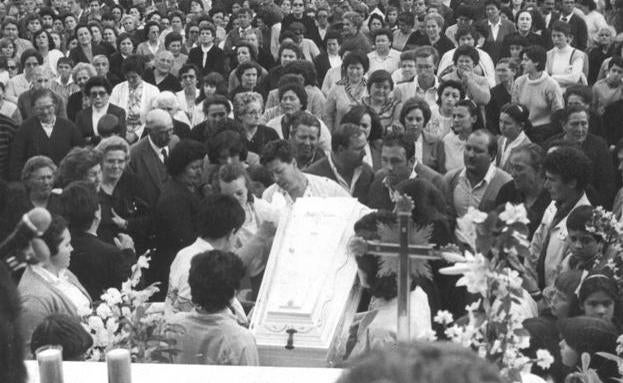 Funeral por la fallecida, en 1985./Torres