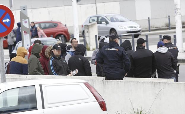 Varios ultras, tras comparecer en el juzgado de Gijón Varios ultras, tras comparecer en el juzgado de Gijón