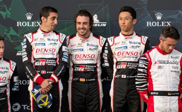 Fernando Alonso, junto a Sebastien Buemi y Kazuki Nakajima, en el podio tras proclamarse campeones de las 6 Horas de Spa. /Nicolas Lambert (Efe)