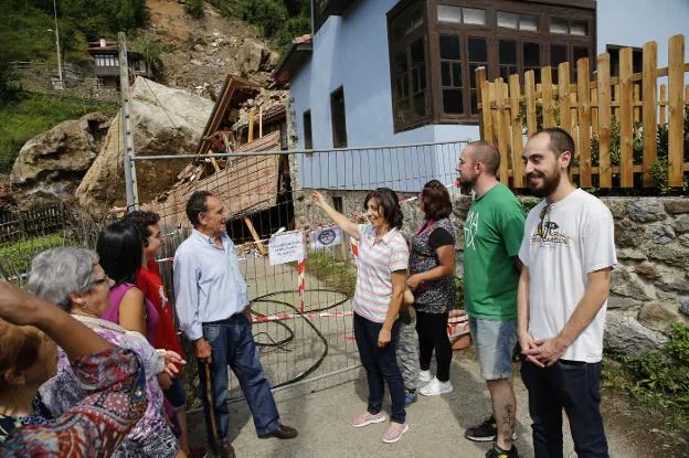 El diputado de Podemos Héctor Piernavieja visitó el argayo y charló con los vecinos. /J. C. ROMÁN