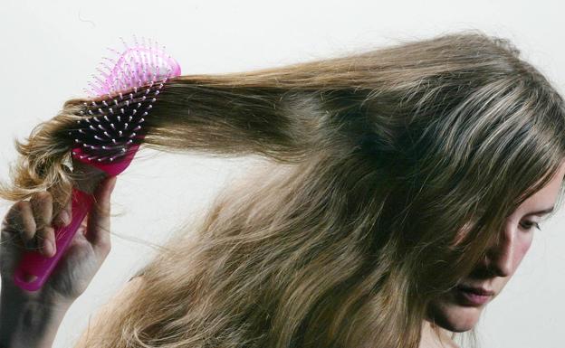 Cepillarse el pelo por la noche ayuda a reactivar la circulación sanguínea periférica en el cuero cabelludo