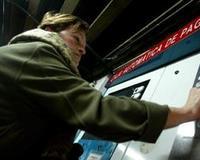 Una mujer saca dinero de un cajero/